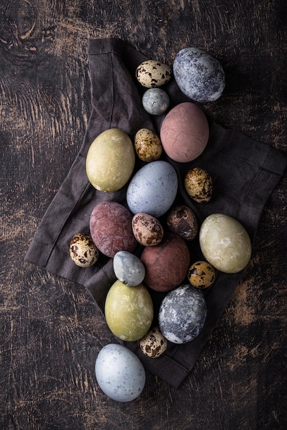 Des œufs de Pâques peints avec du colorant naturel