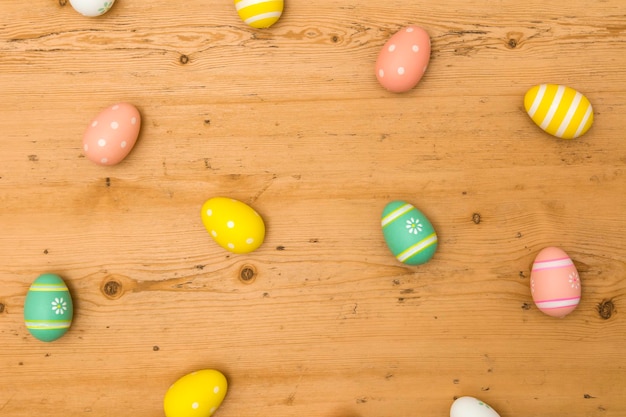 Oeufs de Pâques peints sur un fond en bois