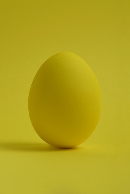 Photo oeufs de pâques peints en jaune sur fond jaune