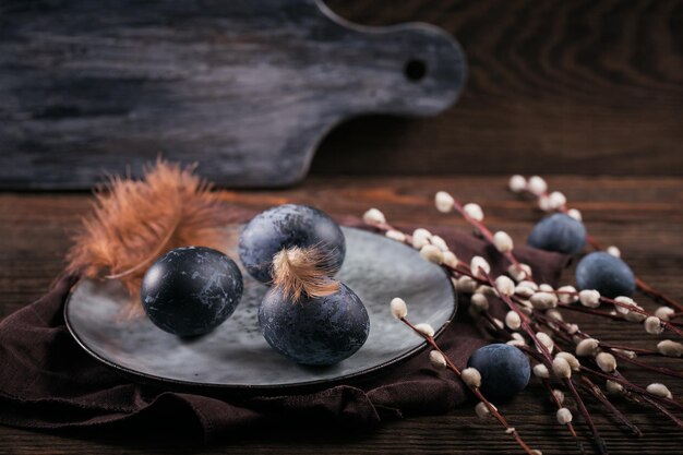 Oeufs de Pâques peints à la main en bleu