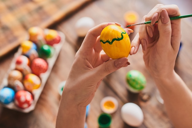 Oeufs de Pâques peints à la main sur fond de bois