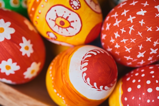 Photo oeufs de pâques peints à la main sur fond de bois