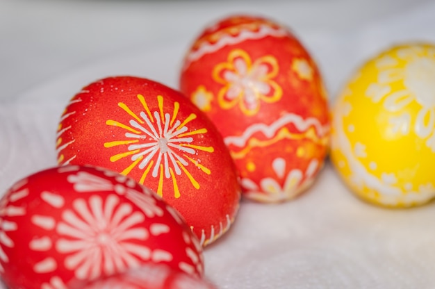 Oeufs de Pâques peints à la main sur une serviette en papier blanc. Double peinture.