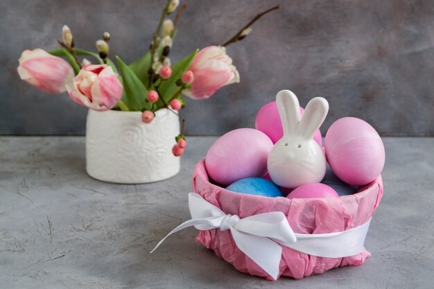 Oeufs de Pâques peints en rose