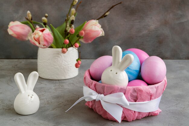 Oeufs de Pâques peints en rose