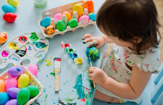 Oeufs de Pâques peinture bébé