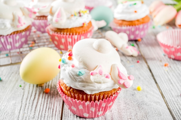 Oeufs de Pâques et petits gâteaux de lapin