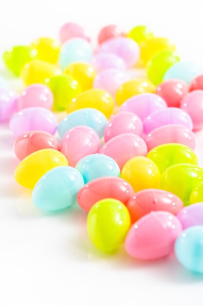 Oeufs de Pâques en plastique sur fond blanc.