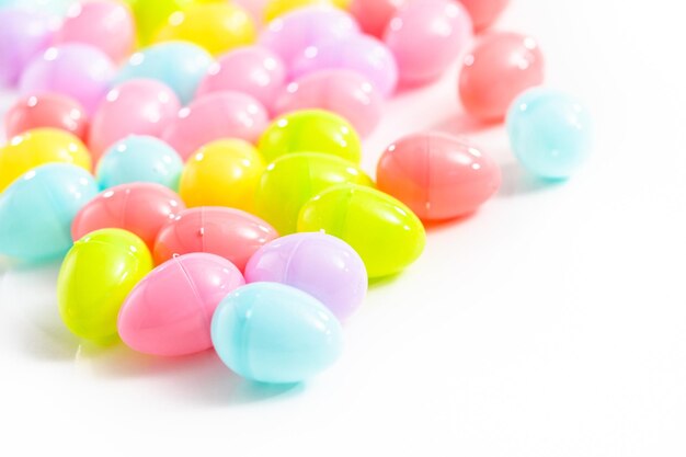 Oeufs de Pâques en plastique sur fond blanc.