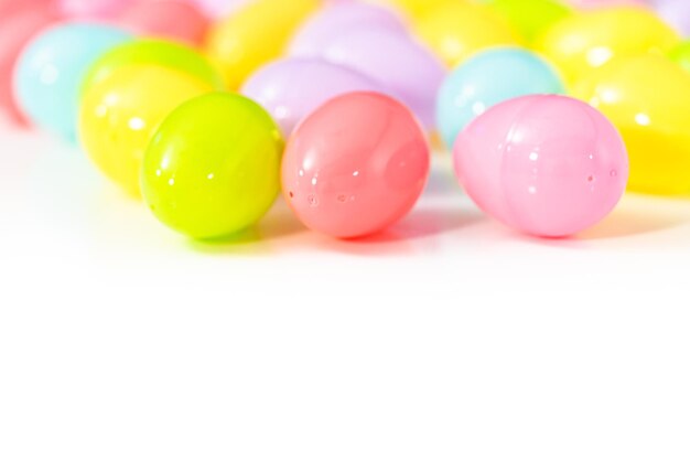 Oeufs de Pâques en plastique sur fond blanc.