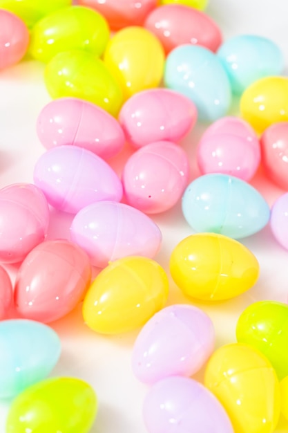 Oeufs de Pâques en plastique sur fond blanc.