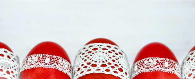 Oeufs de Pâques rouges sur fond blanc