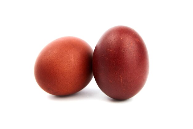 Oeufs de Pâques rouges isolés sur fond blanc