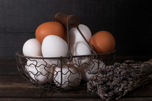 Oeufs de Pâques rustiques dans un panier Le concept des vacances de Pâques