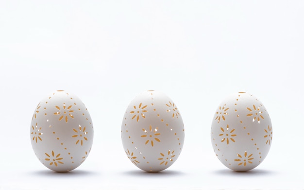 Oeufs de Pâques sculptés traditionnels sur fond blanc. Oeufs de Pâques sculptés.