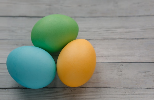 Oeufs de Pâques sur une surface en bois clair