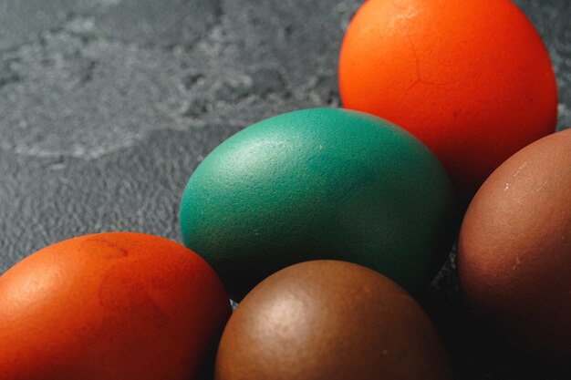 Oeufs de Pâques sur une surface sombre