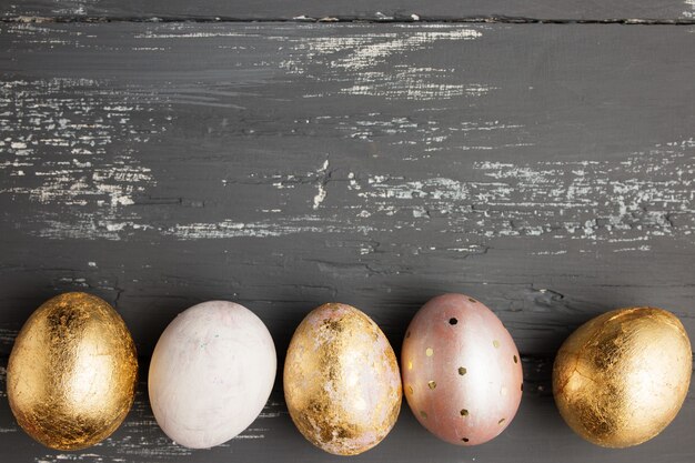 Oeufs de Pâques sur table en bois. Fond de vacances