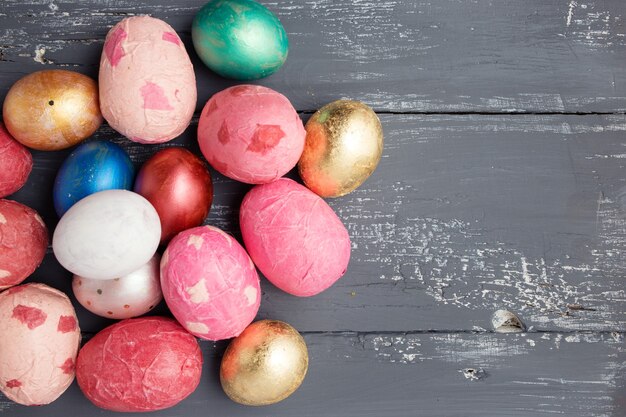 Oeufs de Pâques sur table en bois. Fond de vacances