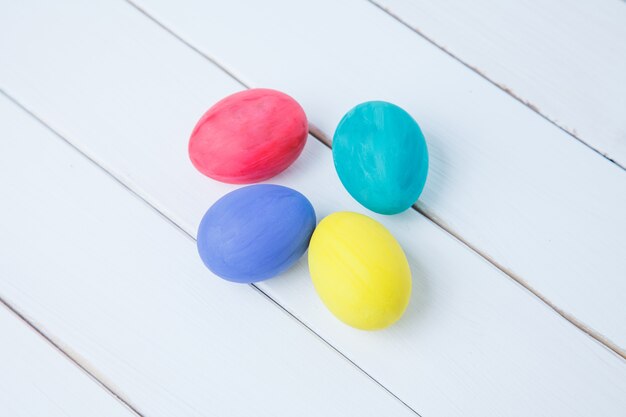 Oeufs de Pâques sur table en bois