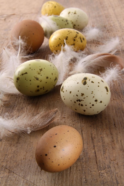 Des œufs de Pâques tachetés sur une table en bois