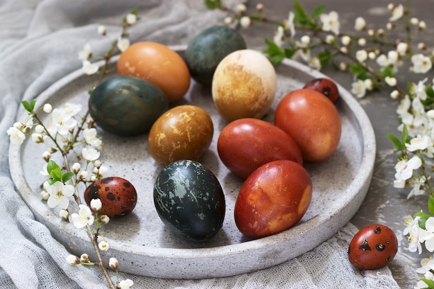 Oeufs de Pâques teints avec des colorants naturels, chou, camomille, hibiscus et pelure d'oignon.