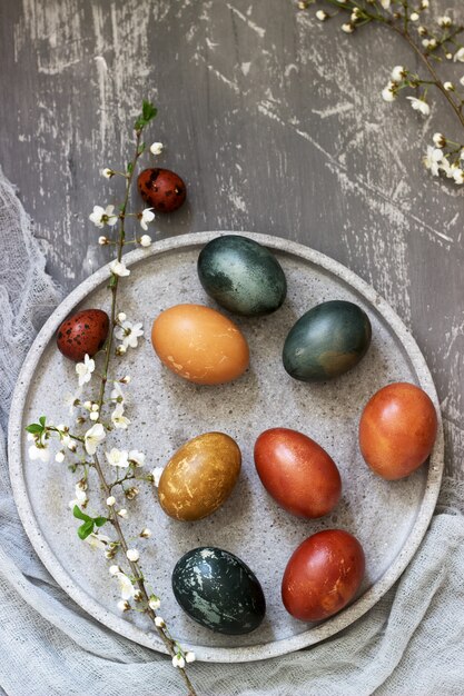 Oeufs De Pâques Teints Avec Des Colorants Naturels, Chou, Camomille, Hibiscus Et Pelure D'oignon.