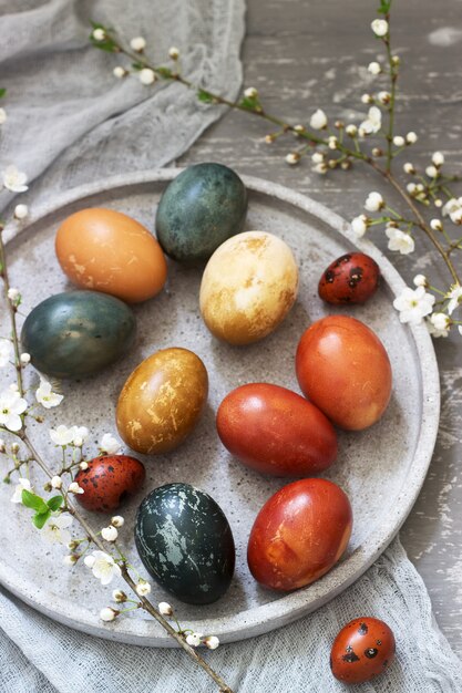 Oeufs de Pâques teints avec des colorants naturels, chou, camomille, hibiscus et pelure d'oignon.