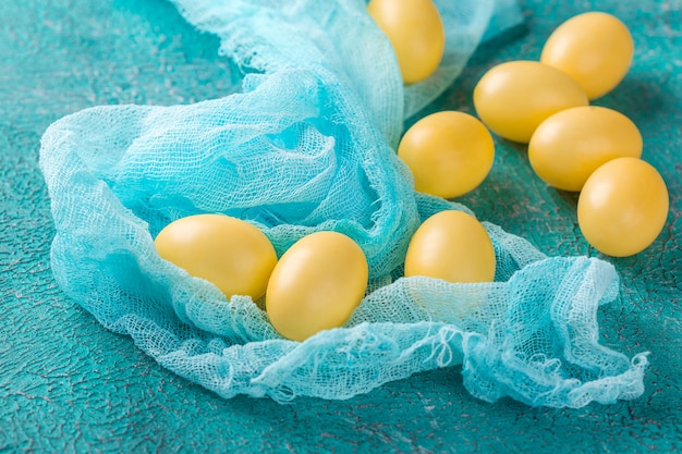 Oeufs de Pâques sur tissu