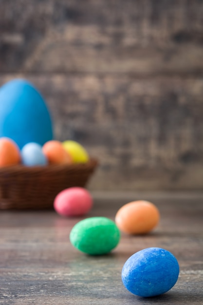 Oeufs de Pâques traditionnels dans un panier