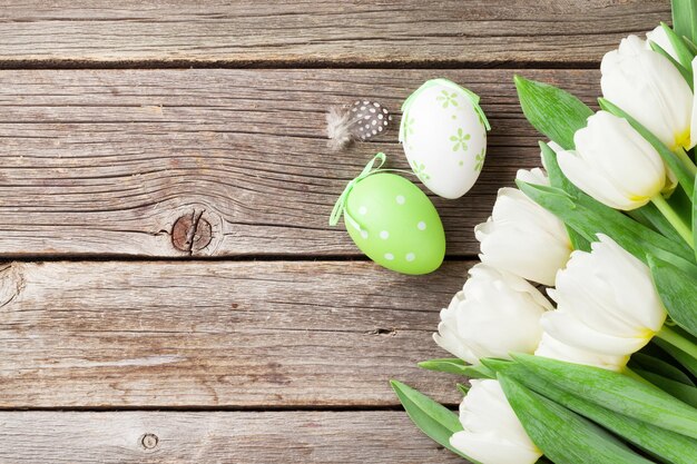 Oeufs de Pâques et tulipes blanches