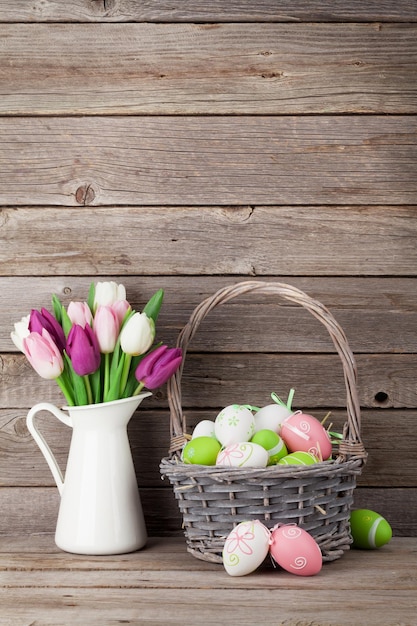 Oeufs de Pâques et tulipes colorées