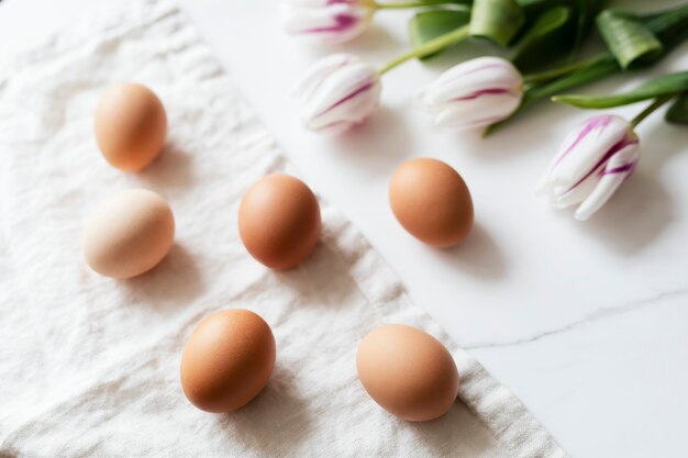 Oeufs de Pâques et tulipes flatlay