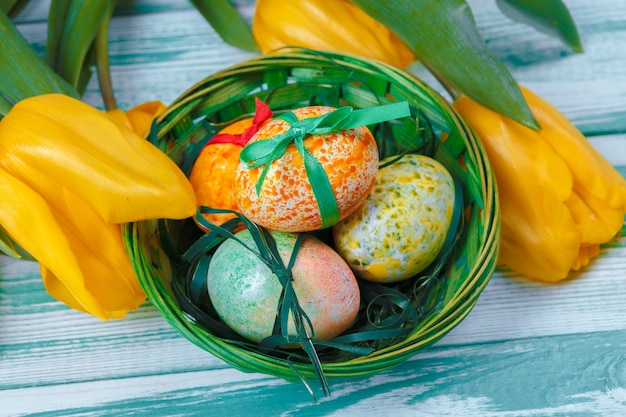 Oeufs de pâques avec tulipes