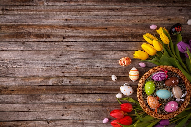 Oeufs de pâques avec tulipes