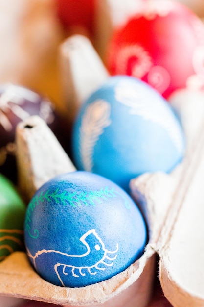 Oeufs de Pâques ukrainiens peints à la main décorés de motifs folkloriques à l'aide d'une méthode de cire résistante.