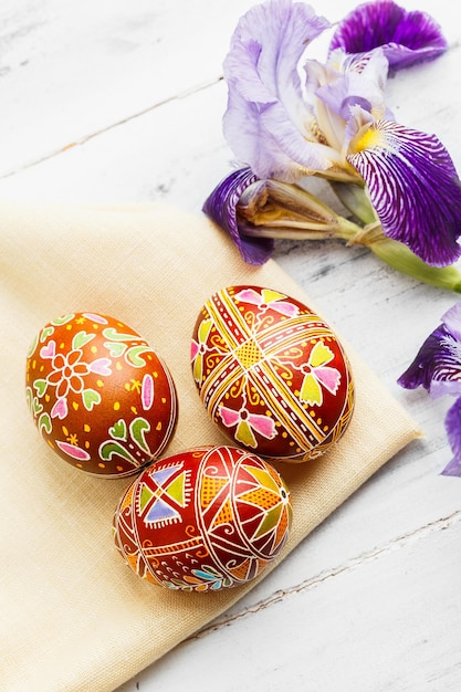 Oeufs de Pâques ukrainiens Pysanky sur fond minable