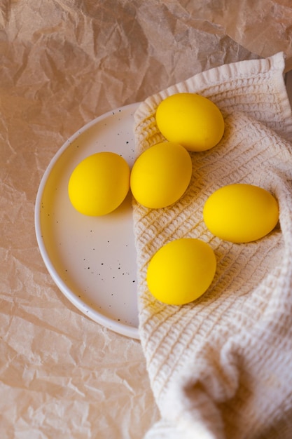 Oeufs de Pâques violets et jaunes