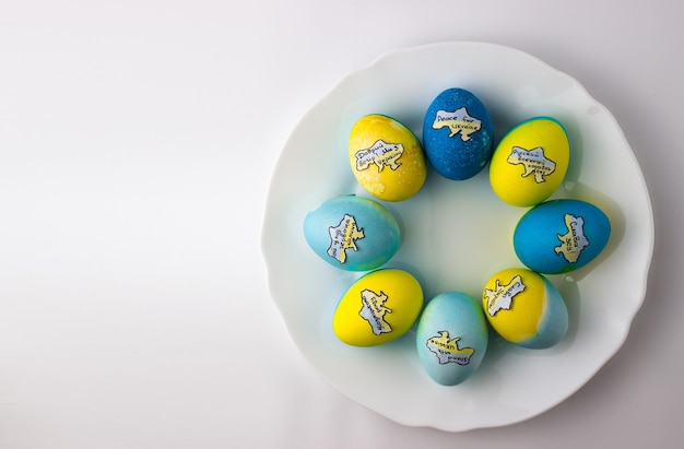 Oeufs patriotiques aux couleurs du drapeau de l'Ukraine avec des inscriptions Oeufs bleus et jaunes Place pour le texte