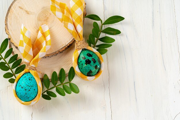 Oeufs peints en bleu se bouchent pour Pâques