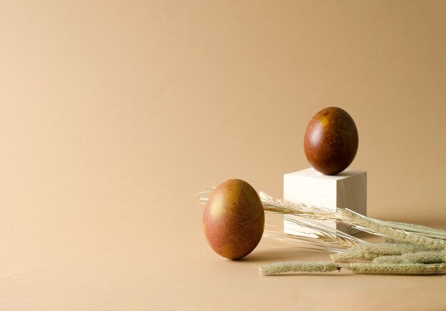 oeufs peints avec un bouquet de fleurs séchées. Concept de Pâques