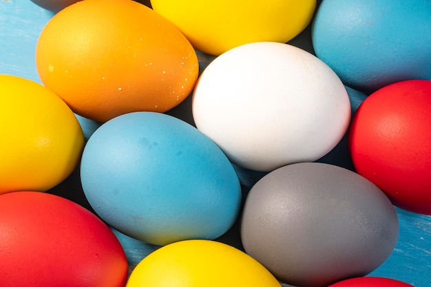 Oeufs peints de différentes couleurs pour symboliser le passage de la Pâques chrétienne