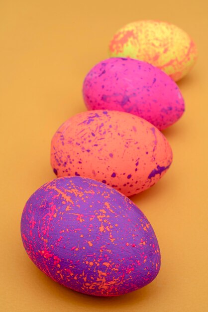 Photo les œufs peints sont un symbole de la fête chrétienne traditionnelle de pâques.