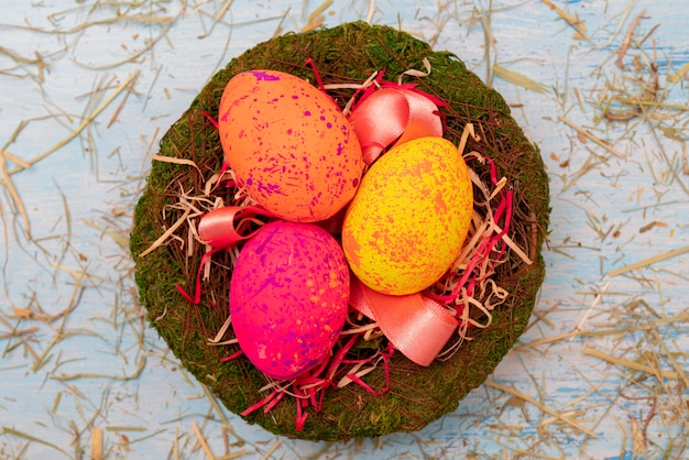 Les œufs peints sont un symbole de la fête chrétienne traditionnelle de Pâques.