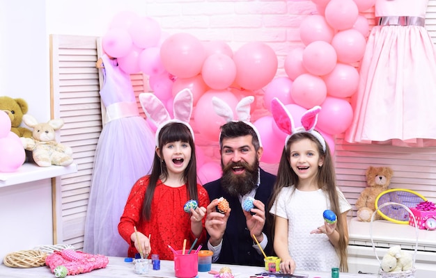 Oeufs de peinture de famille joyeuses pâques