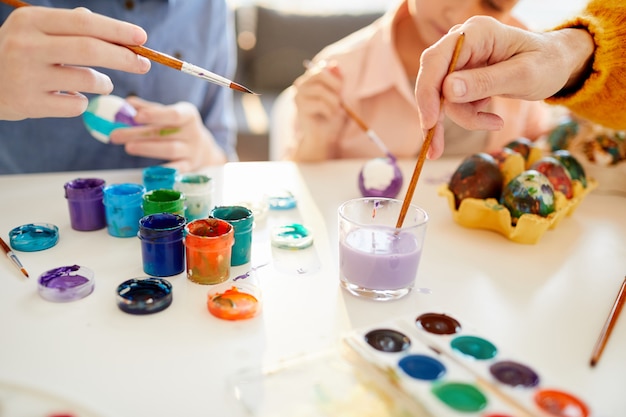 Oeufs de peinture de famille pour Pâques Close Up