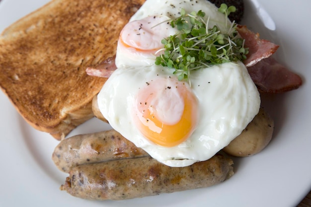 Oeufs sur le petit-déjeuner écossais au café, Édimbourg, Écosse