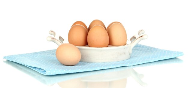 Oeufs en plaque pour oeufs isolés sur blanc