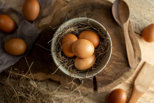 oeufs en plaque sur table rustique en bois