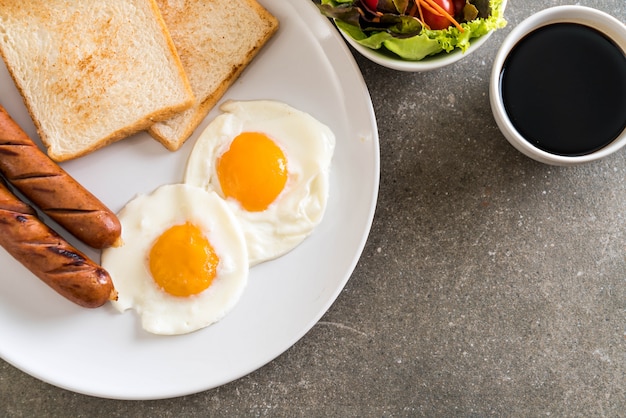 œufs sur le plat avec des saucisses et du pain